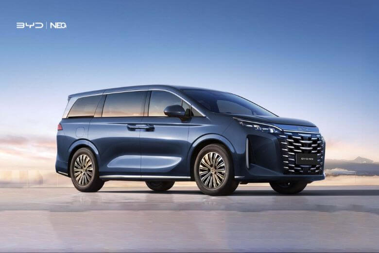 BYD M9
